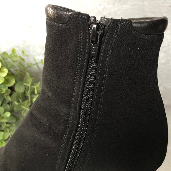 Stuart Weiztman Kitten Heel Gore Tex Boot 5.5 M - Picture 10 of 16